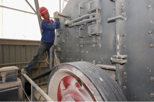 正在維護除塵設(shè)備